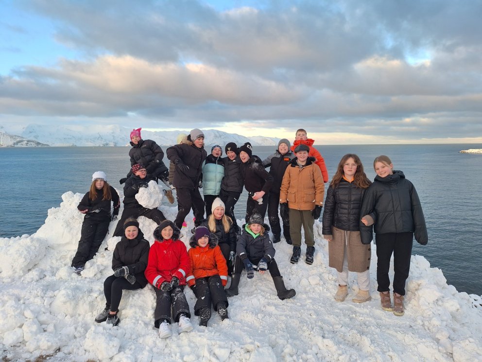 Nemendur sjötta bekkjar með Skjálfanda í baksýn
