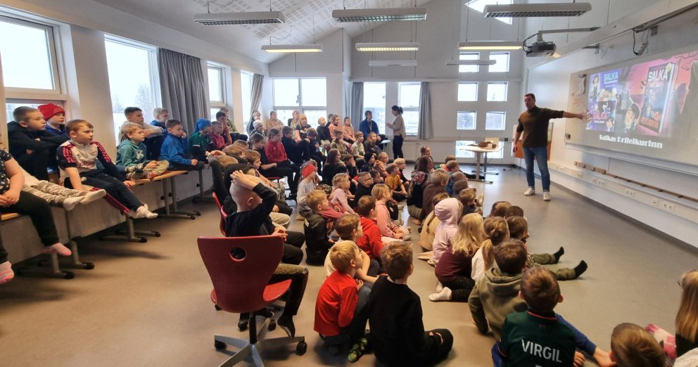 Bjarni Fritzson ræðir við nemendur