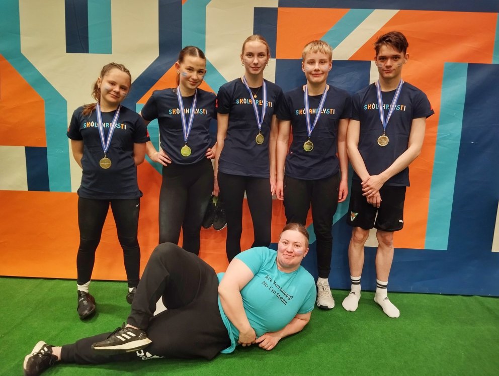 Fv. Regína Sólveig, Karen Linda, Hrafnhildur, Einar Örn og Kristján Ingi ásamt Selmdísi.