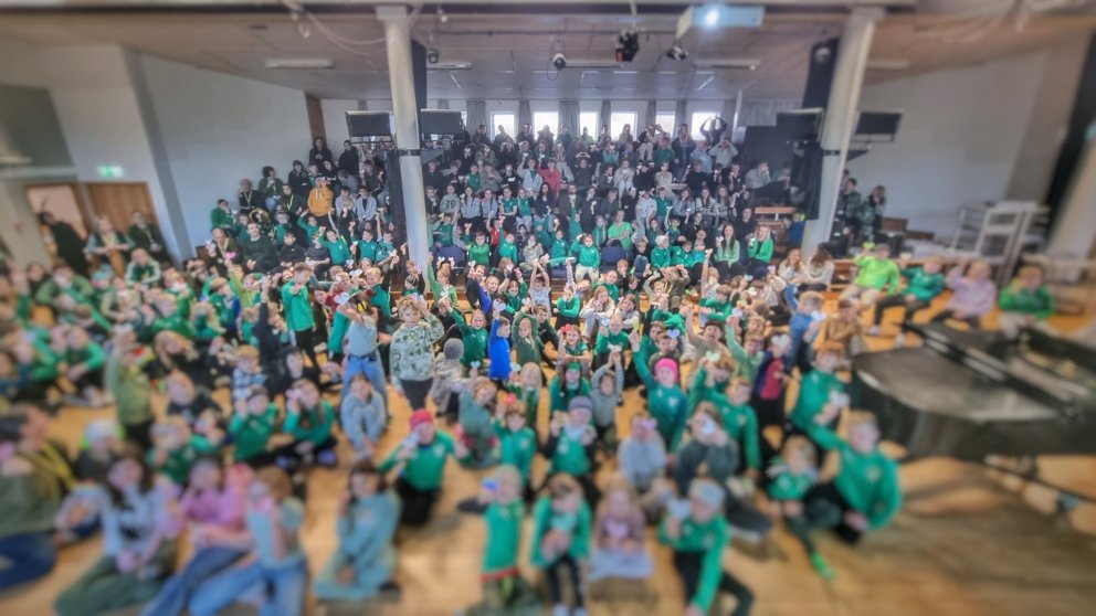 Nemendur samankomnir á Sal að syngja.