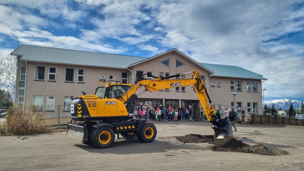 Fyrsta skóflustungan að húsnæði fyrir félagsmiðstöð og frístund