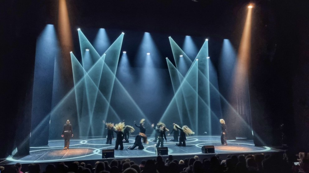 Atriði Borgarhólsskóla á stóra sviðinu í Hofi