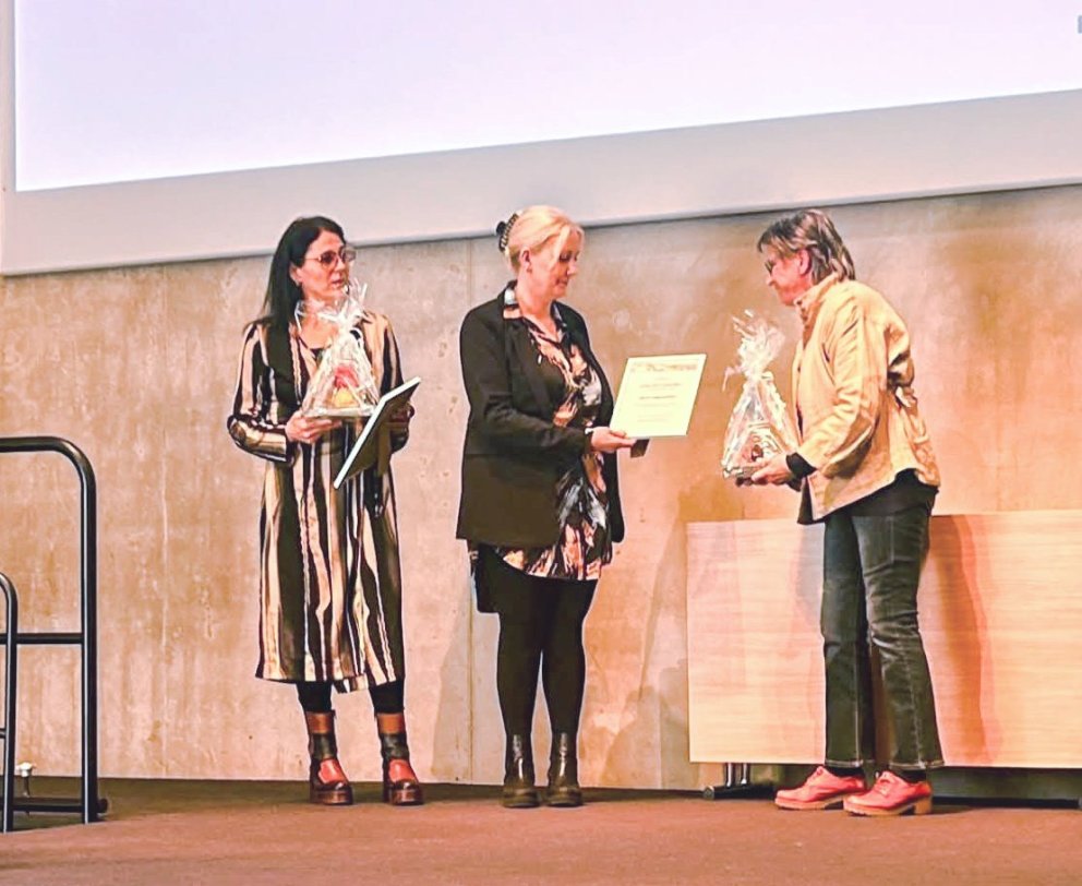 Hilda Rós og Eyrún Ýr taka við viðurkenningunni