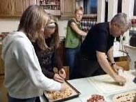 Fjölskyldan að baka saman.