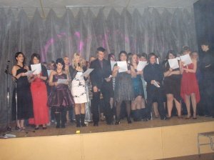 Nemendur í 10 bekk að syngja lokalagið