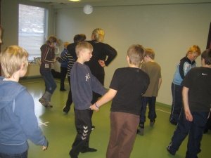 Nemendur í 6. bekk í danskennslu