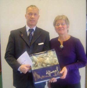 Sigurður Árnason afhendir Björgu bókina