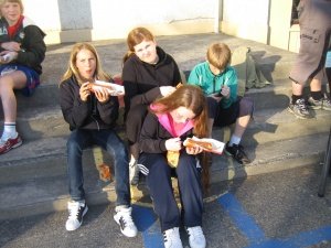 Nemendur að gæða sér á pylsum