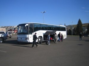 Komið sér fyrir í rútunni