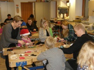 Hér er fjölskyldan saman að föndra