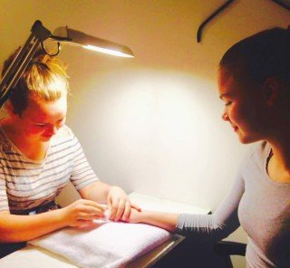 Alexandra Ada og Arna Védís í handsnyrtingu.