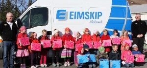 Börn í Borgarhólsskóla fengu reiðhjólahjálma