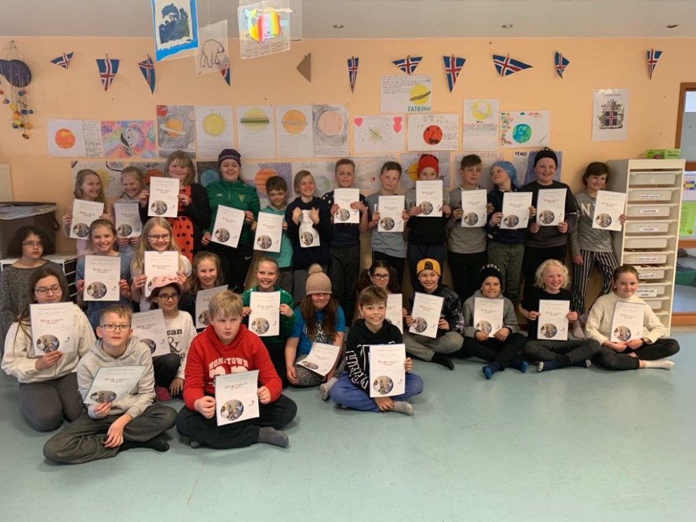 Nemendur fimmta bekkjar með viðurkenningarskjal að lokinni söfnun