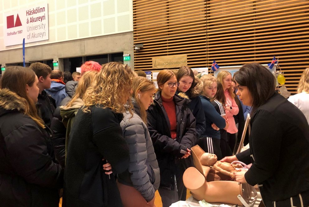 Hér er verið að kynna hjúkrunarfræði og ljósmæðrun.