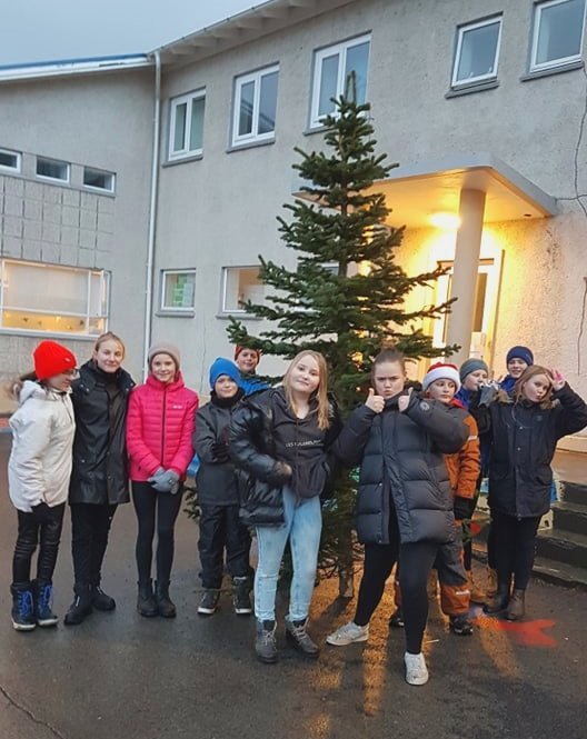 Nemendur sóttu jólatré skólans