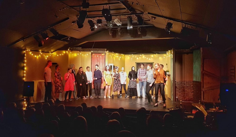 Tíundi bekkur á sviðinu í Gamla Samkomuhúsinu.