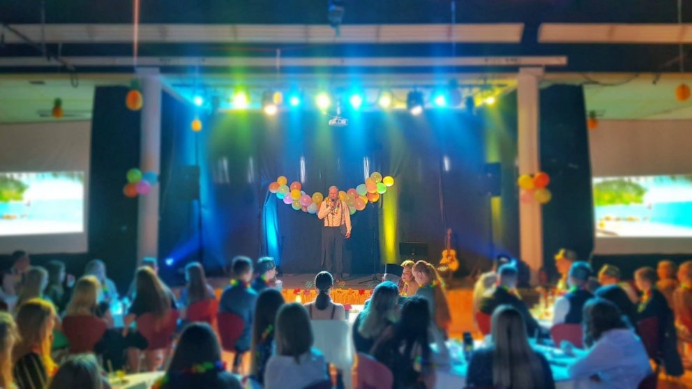 Veislustjóri kvöldsins á sviði