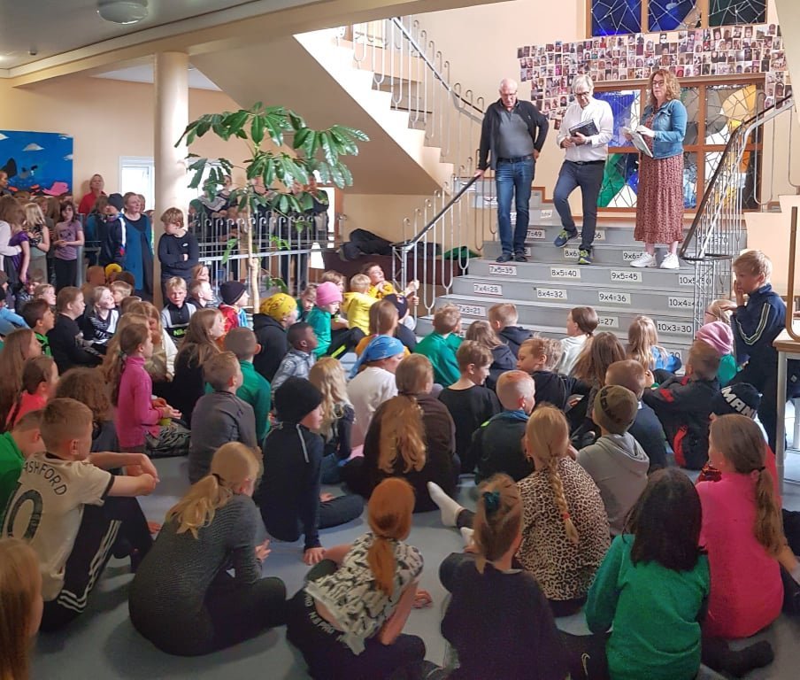 Þeir félagar saman í stiganum ásamt Þórgunni skólastjóra.