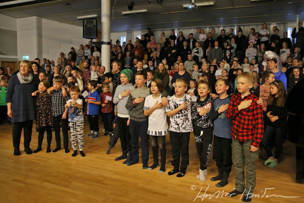 Hér þjóðsöngurinn sunginn