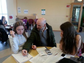 Jón leiðbeinir nemendum í stærðfræði