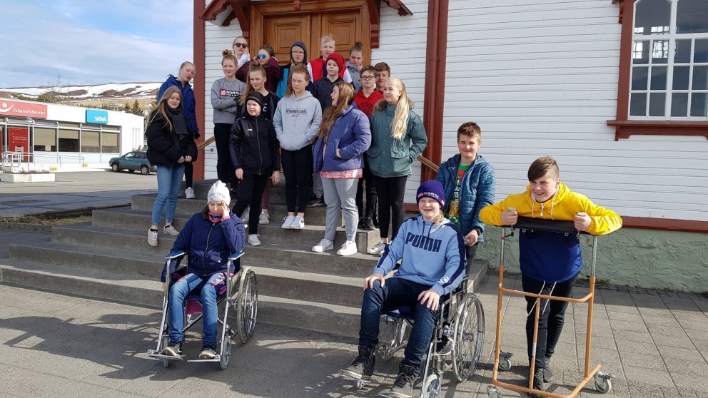 Nemendur áttunda bekkjar fyrir utan Húsavíkurkirkju þar sem aðgengi er sannarlega ábótavant.