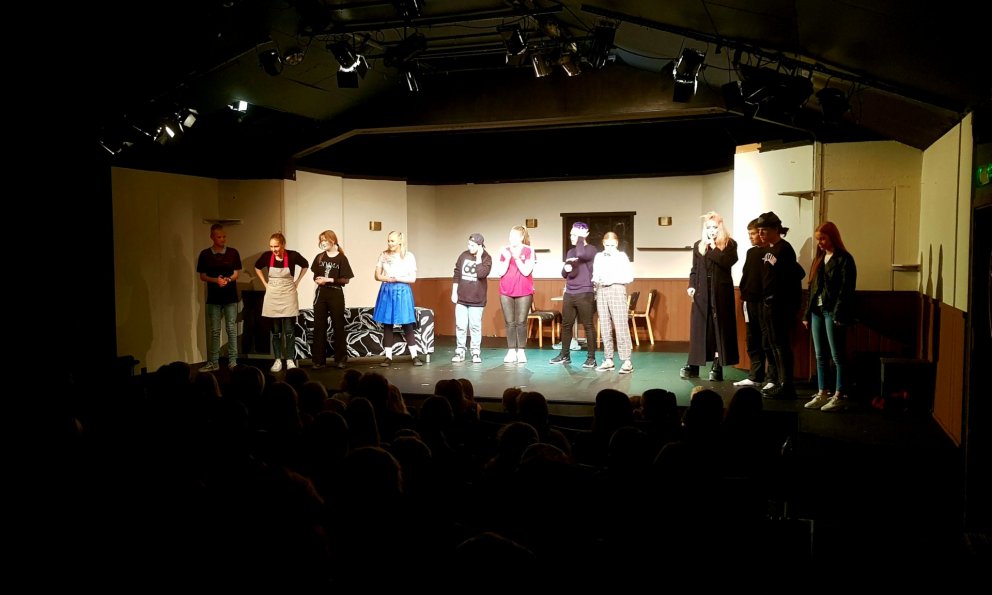 Á sviðinu í Gamla Samkomuhúsinu og alveg sorrý.