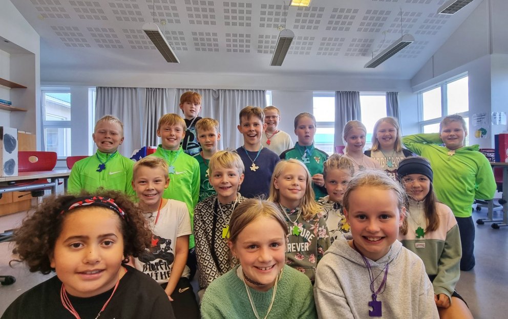 Nemendur fimmta bekkjar með vinahálsmenin