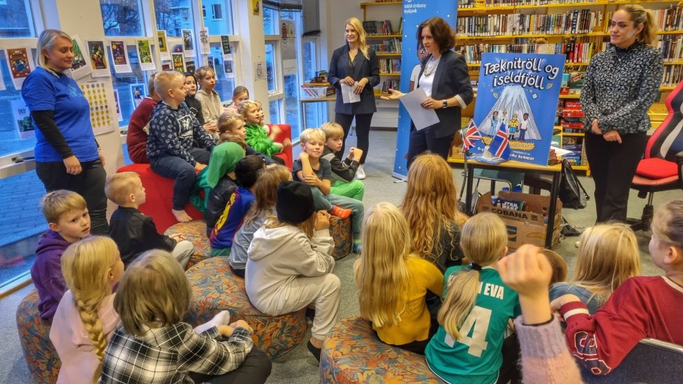 Sendiherra Breta á Íslandi, Dr. Bryony Mathew fyrir miðri mynd að spjalla við nemendur.