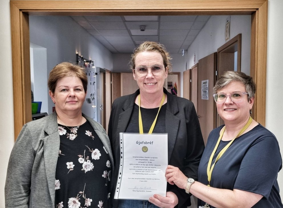 Þórey Sigurðardóttir, t.v. og Adrienne Davis t.h. ásamt Þórgunni Reykjalín skólastjóra.