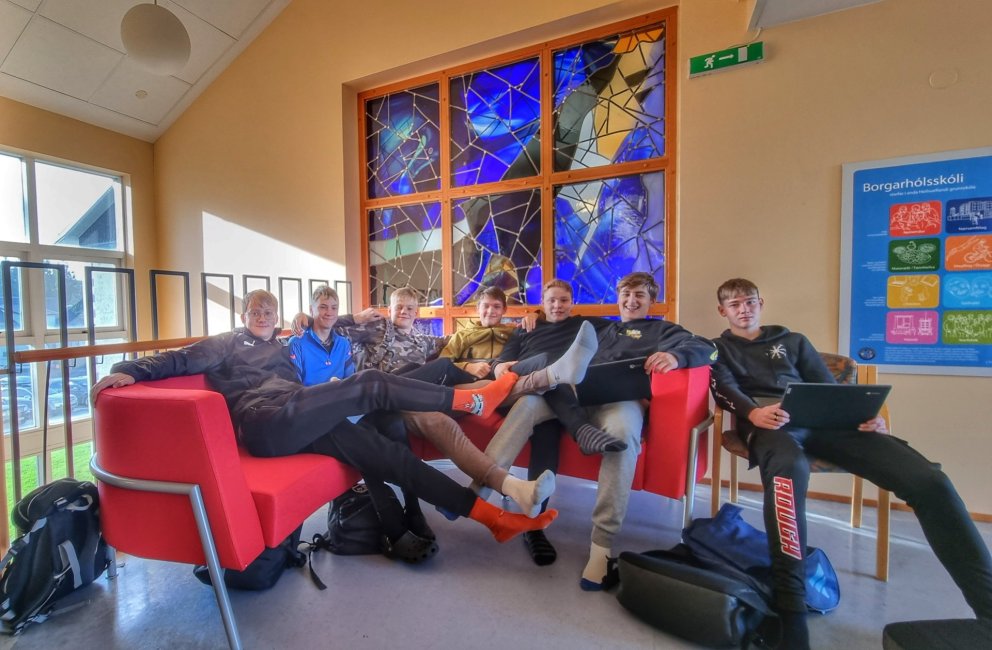 Drengir í tíunda bekk hafa það huggulegt í nýja sófanum.