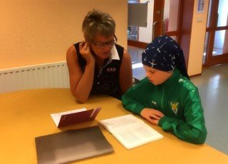 Björg Jónsdóttir, lestraramma hlýðir á.