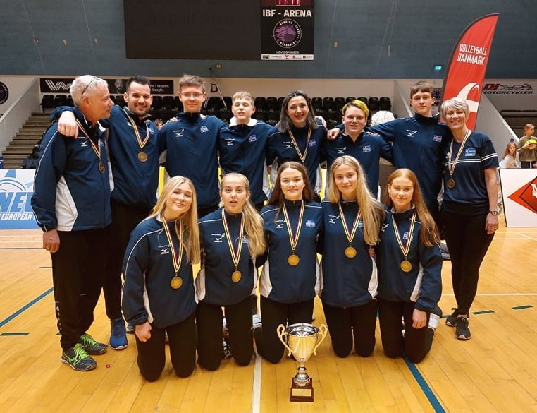 Unglingalandslið 17 ára og yngri í blaki keppir nú í Ikast í Danmörku.