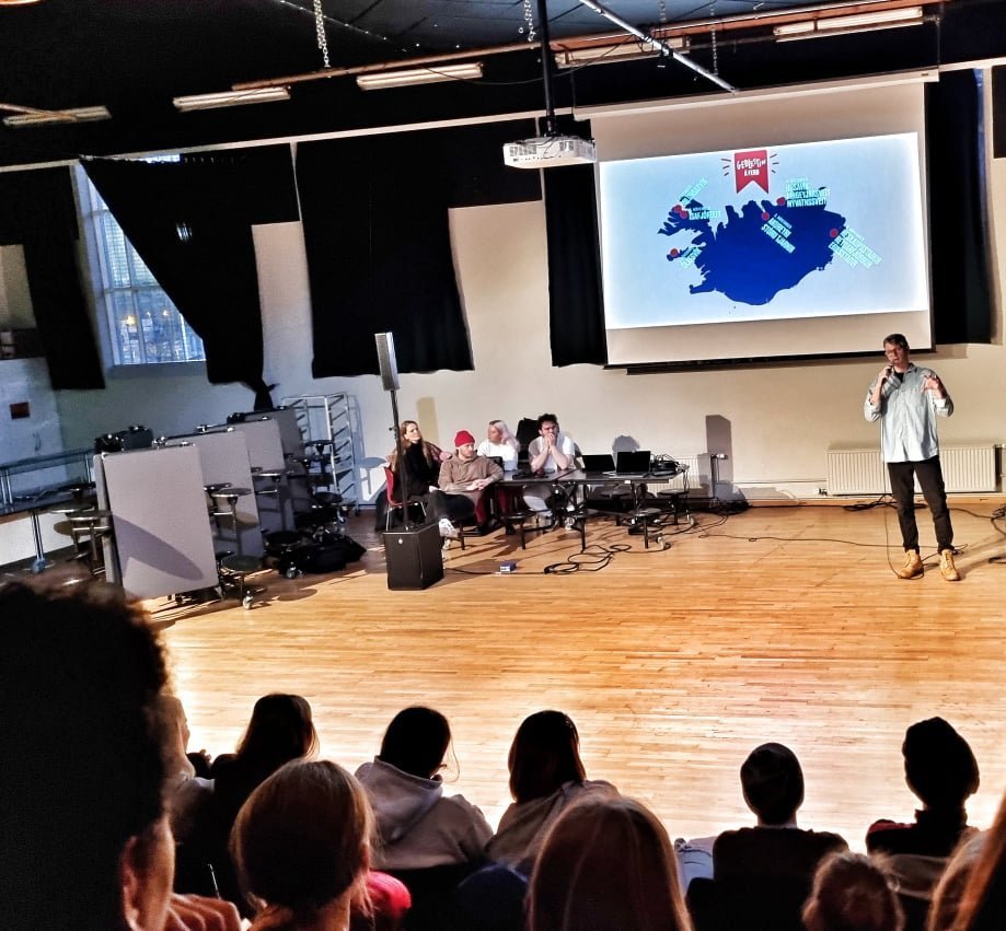 Grímur Atlason, framkvæmdastjóri Geðhjálpar kynnir dagskránna.