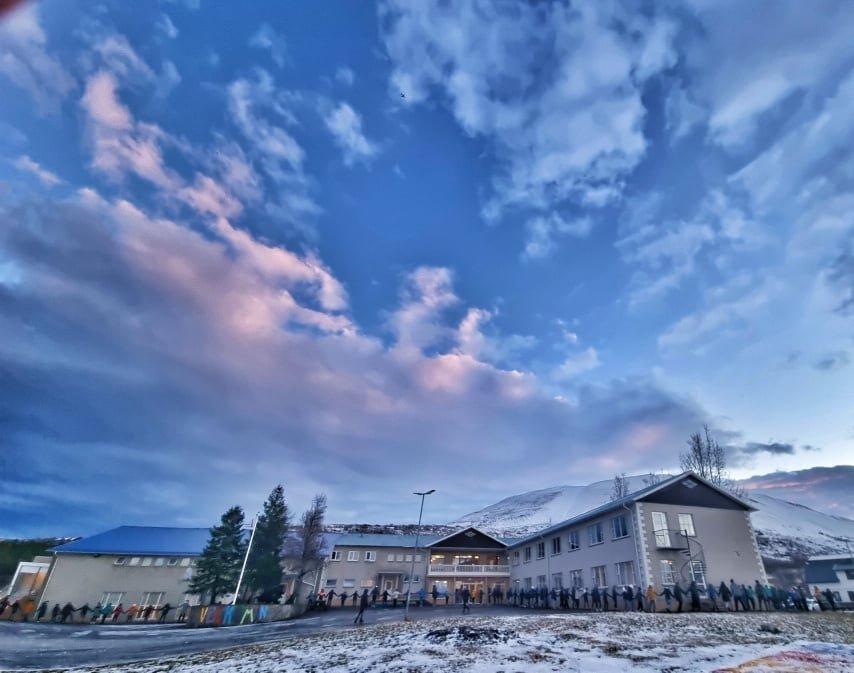 Nemendur faðma og knúsa skólann sinn