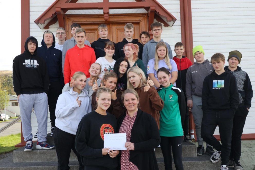 Nemendur tíunda bekkjar ásamt sóknarpresti við Húsavíkurkirkju.