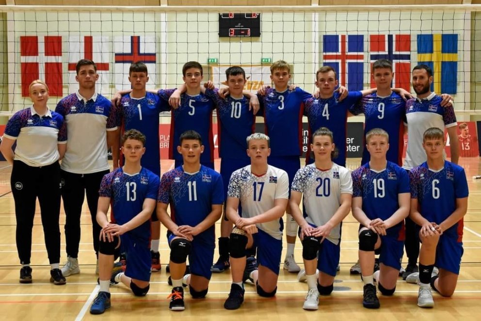 U-17 karlalandslið í blaki. Aron Bjarki er þriðji f.v. í treyju nr. 1 í aftari röð og Hörður Mar er …
