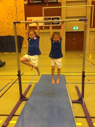 Hér etja nemendur kappi hvor við annan.