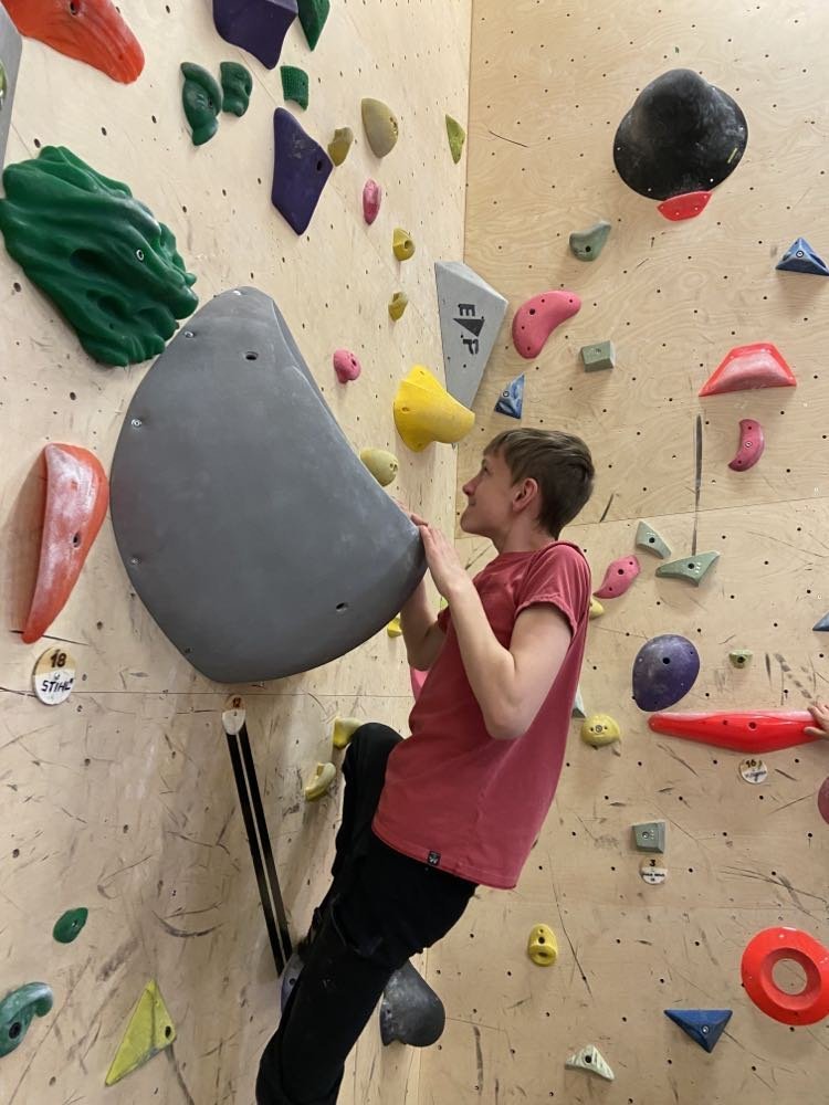 Helgi Jóel í klifurveggnum