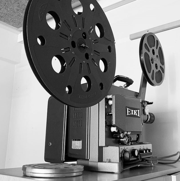 EIKI 16mm sýningarvél sem skólinn færði Héraðsskjalasafninu að gjöf.