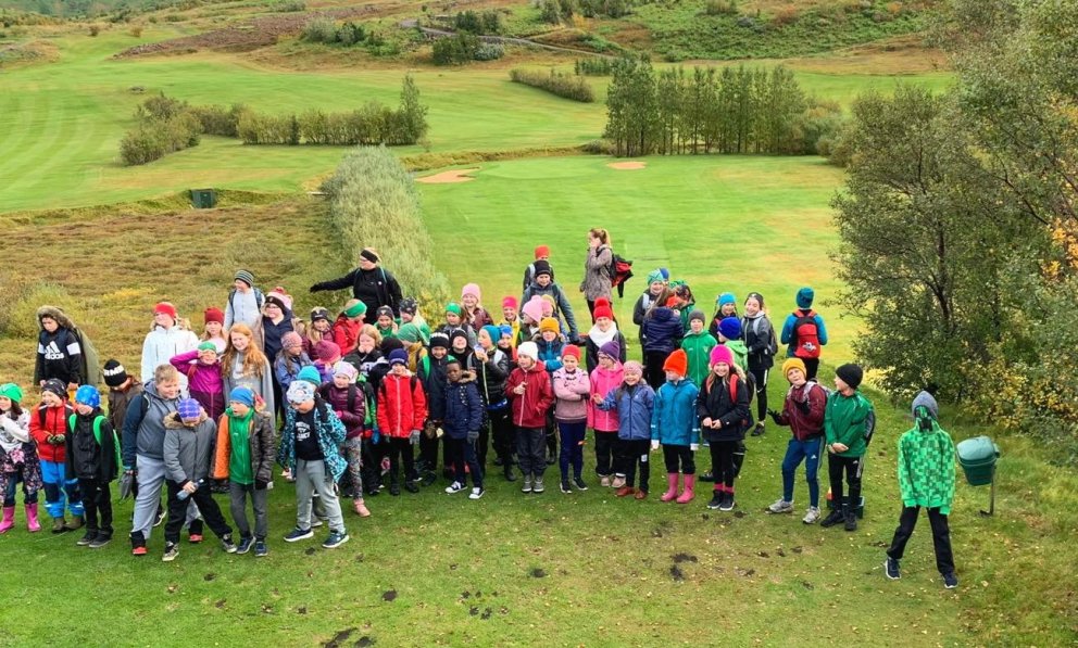 Nemendur fjórða og fimmta bekkjar á þriðja teig á Katlavelli.