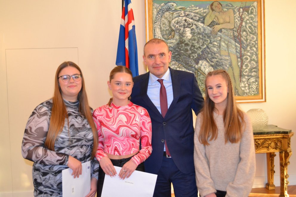 Hér eru þær Hrefna Ósk, Elísabet og Hildur Gauja ásamt forseta Íslands, hr. Guðna Th. Jóhannessyni.