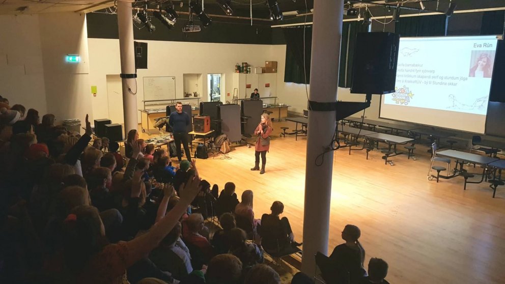Sævar Helgi og Eva Rún ræða við nemendur um ímyndunaraflið