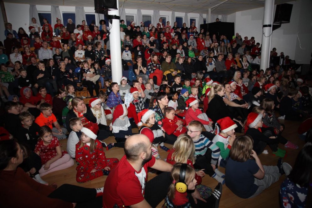 Fullt var út úr dyrum á jólasöngsal skólans