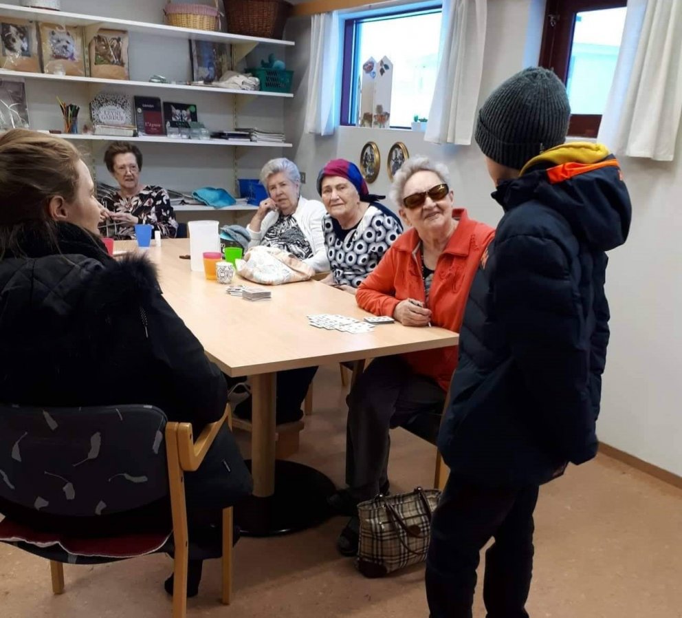 Spjallað við íbúa í hannyrðastofunni