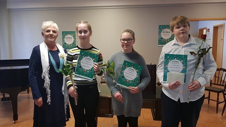 Ingibjörg Einarsdóttir ásamt sigurvegurum hátíðarinnar.