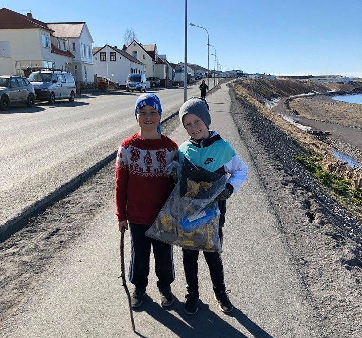 Nemendur plokka, flokka og tína rusl