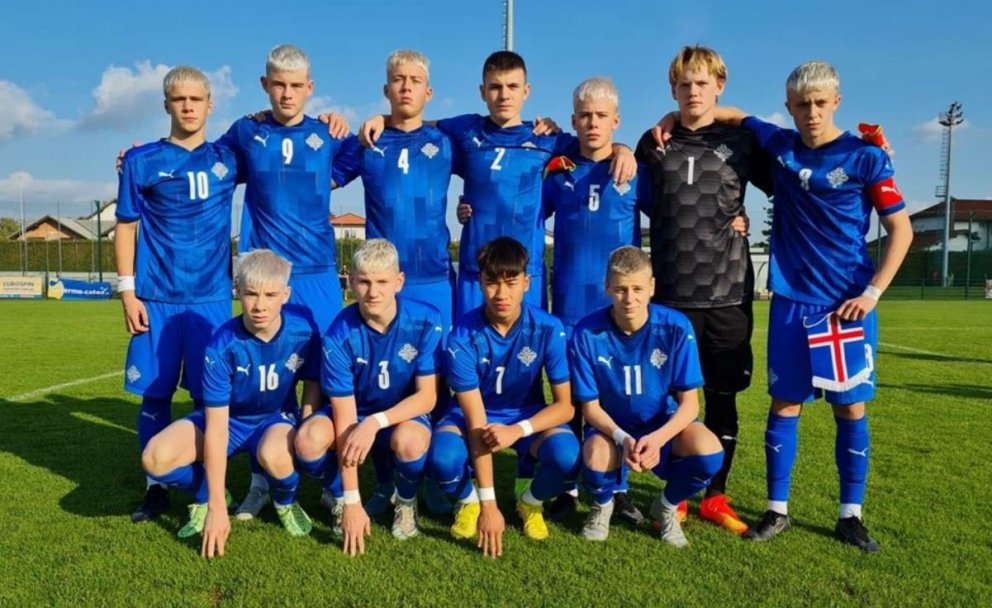 Alekss Kotlevs í aftari röð, fjórði f.v. í liðstreyju númer 2.