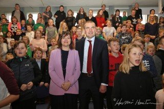 Frú Eliza og hr. Guðni Th. umvafin nemendum í söng