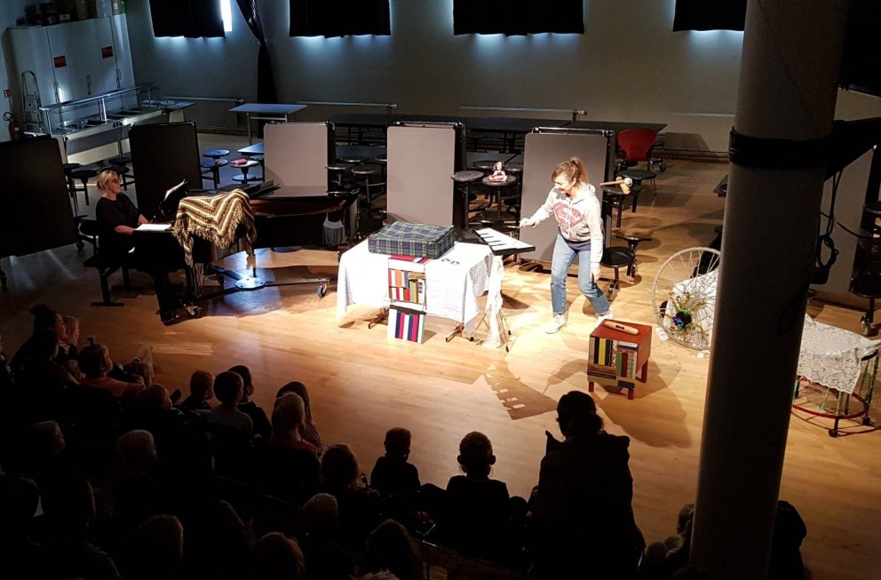 Þær Hrönn & Vala á sviðinu.