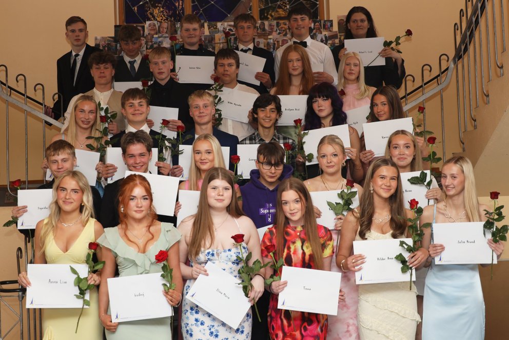 Útskrifaðir nemendur tíunda bekkjar í stiganum